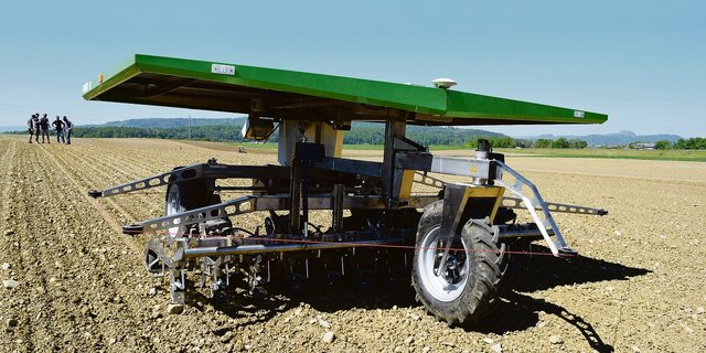 Gutes Beispiel für die Kombination aus Nachhaltigkeit und hoher Produktivität: Der Jätroboter Farmdroid, der heuer im Thurgau im Einsatz stand.(Bild Stefanie Giger)