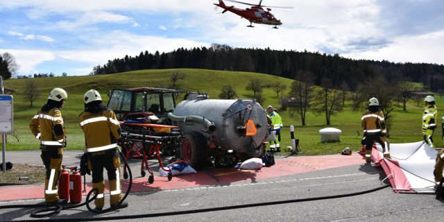 Die Unfallstelle: Im Hintergrund fliegt der Regahelikopter mit der jungen Beifahrerin los ins Spital. (Bilder Kapo SG)
