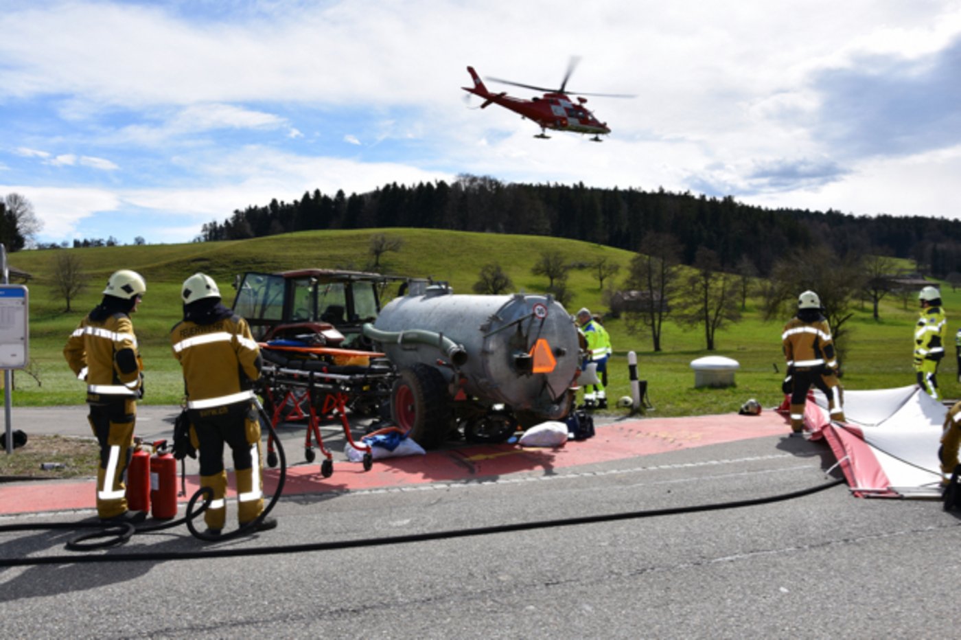 Die Unfallstelle: Im Hintergrund fliegt der Regahelikopter mit der jungen Beifahrerin los ins Spital. (Bilder Kapo SG)