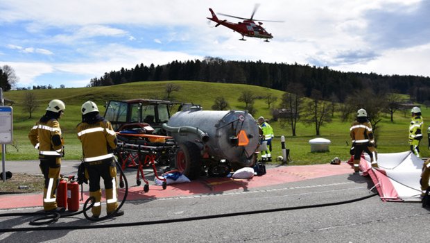 Die Unfallstelle: Im Hintergrund fliegt der Regahelikopter mit der jungen Beifahrerin los ins Spital. (Bilder Kapo SG)