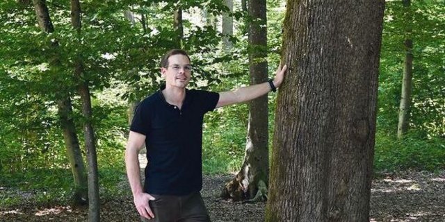 Wo fotografiert man Philipp Egloff? Natürlich im Wald. Der stattliche Spitzahorn eignet sich bestens als Sujet.    