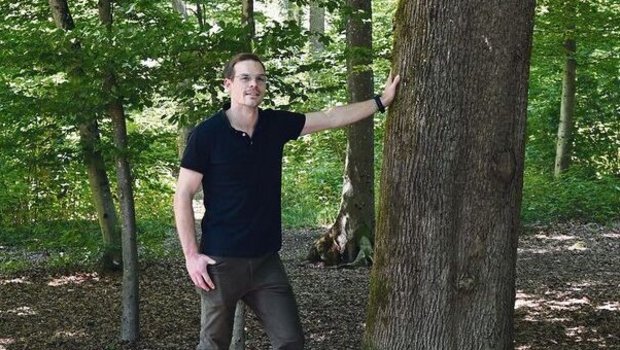 Wo fotografiert man Philipp Egloff? Natürlich im Wald. Der stattliche Spitzahorn eignet sich bestens als Sujet. 