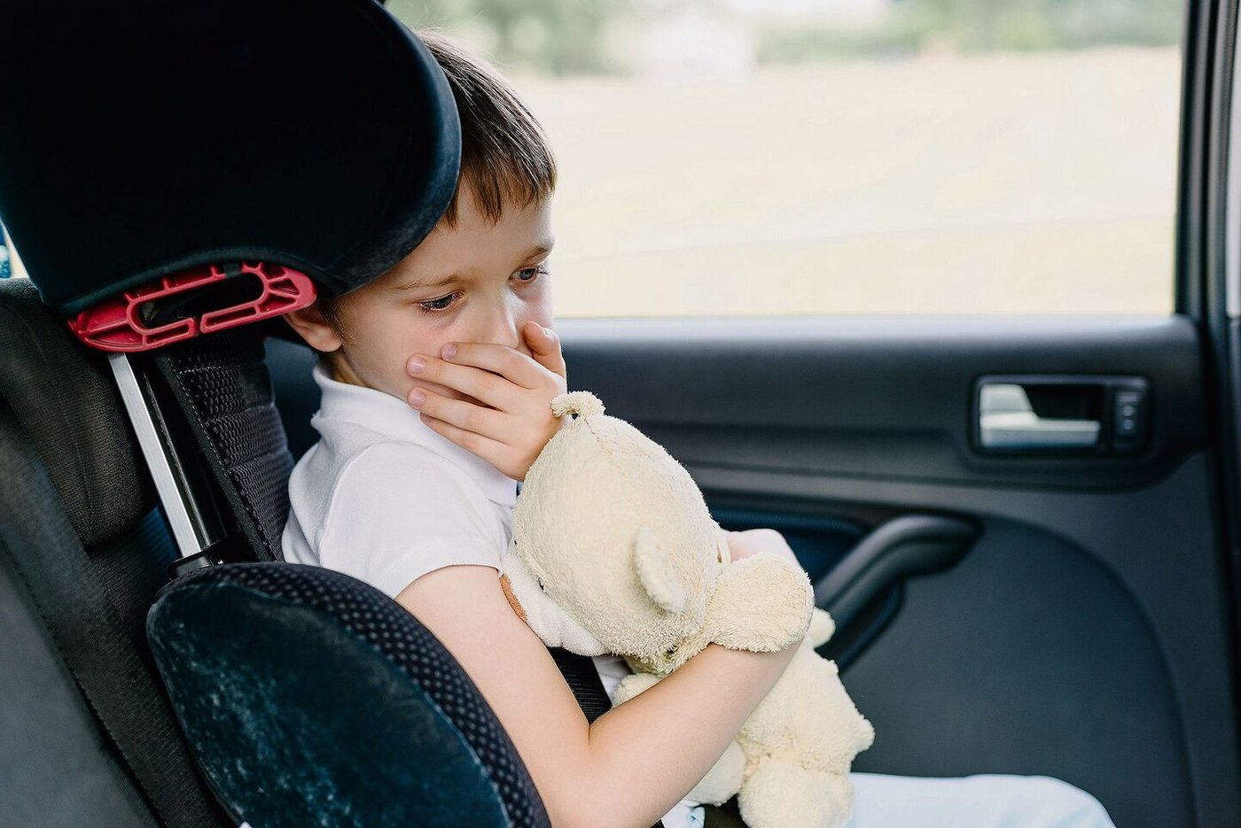 Manch eine(r) kennt es von seinem Kind oder erinnert sich an die eigenen Kindheit: Reisekrankheit ist eine lästige Begleiterin auf der Fahrt in die Ferien. Zum Glück wachsen sich die Beschwerden meist ab dem Teenageralter aus.