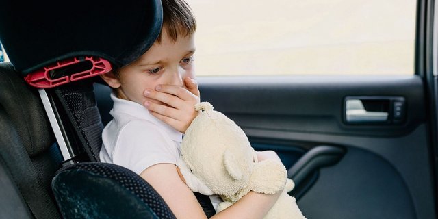 Manch eine(r) kennt es von seinem Kind oder erinnert sich an die eigenen Kindheit: Reisekrankheit ist eine lästige Begleiterin auf der Fahrt in die Ferien. Zum Glück wachsen sich die Beschwerden meist ab dem Teenageralter aus.