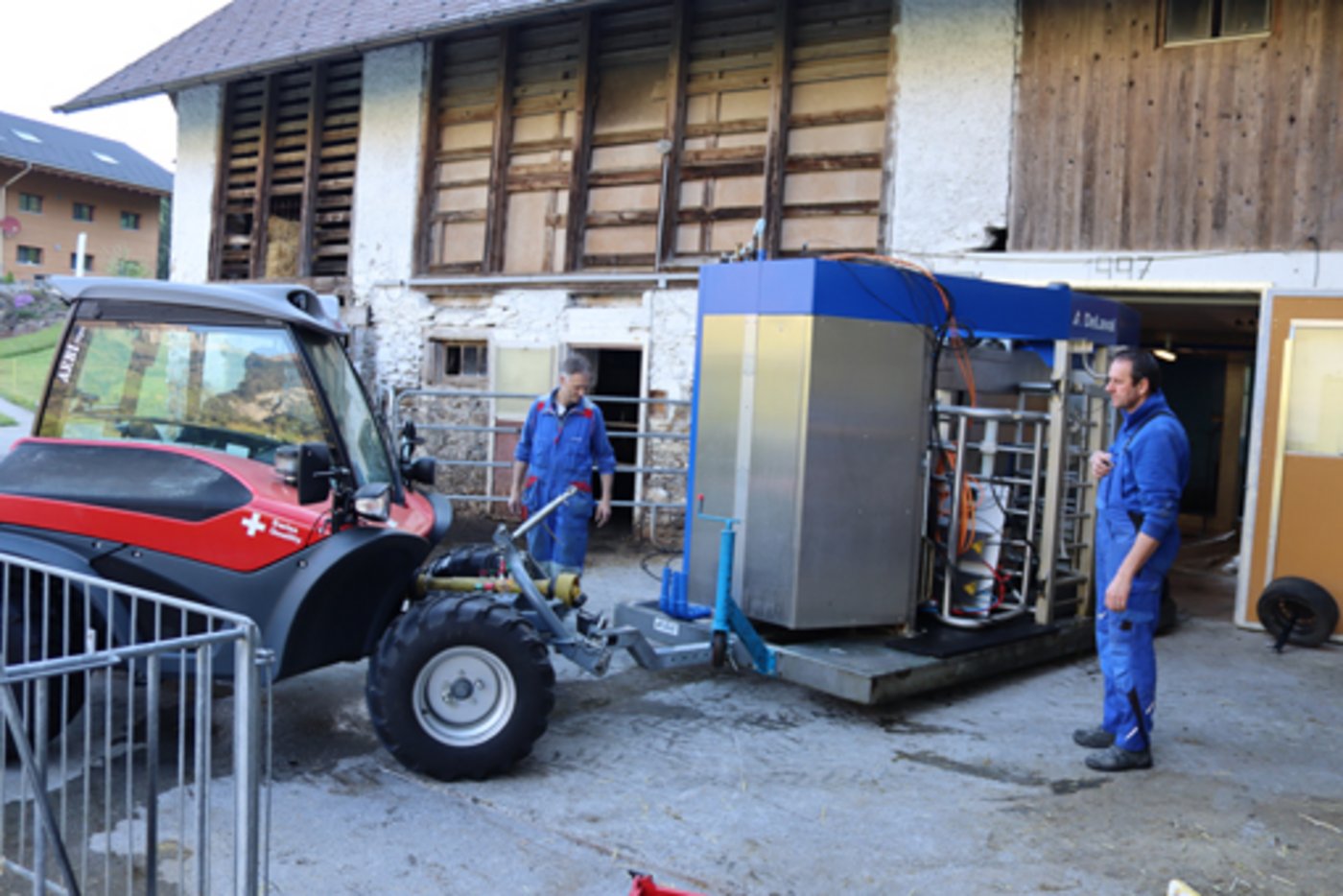 Abfahrt des mobilen Roboters vom Heimbetrieb Englerz am frühen Morgen. (Bild pd)