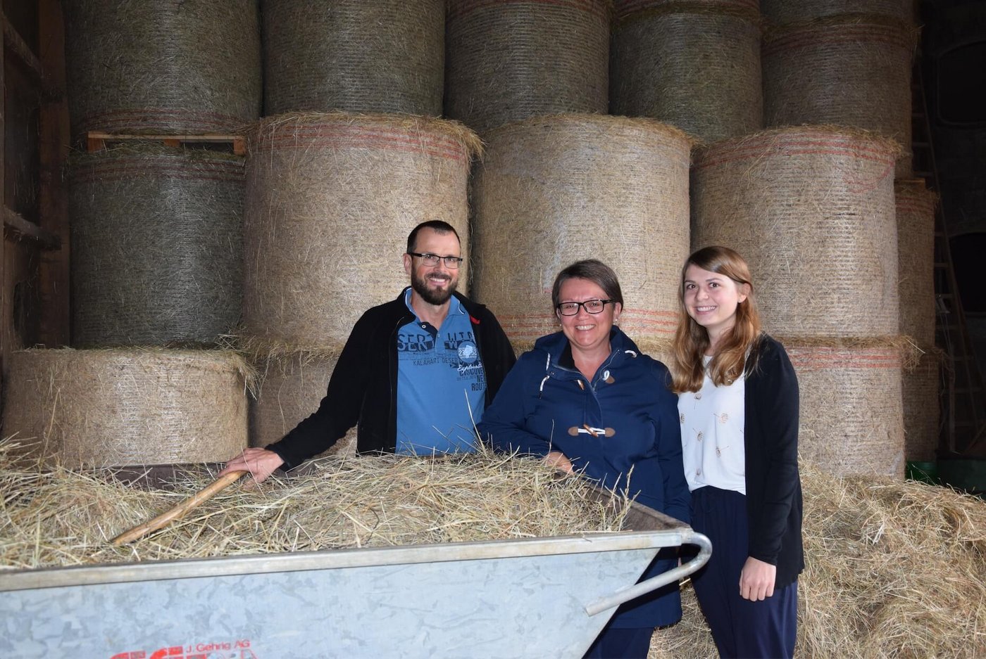 Erfanden ein Heubedampfungsgerät: Beat Haslimeier, seine Frau Karin Lisser und Tochter Lea. (Bild: JW)