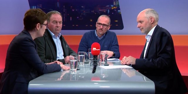 Es diskutierten (v.l.n.r): Alda Breitenmoser, Leiterin des Amtes für Verbraucherschutz des Kantons Aargau, Alois Huber, Landwirt und Präsident des Aargauer Bauernverbandes, Nachbar und Ex-Gemeindeammann Oftringens Martin Bhend und Moderator Rolf Cavalli (Bild Screenshot Tele M1)