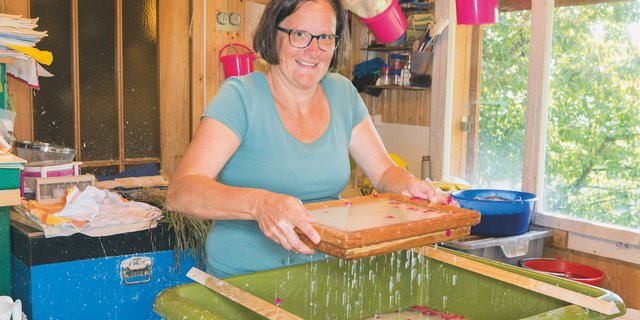 Bäuerin Patricia Müller beim Papier schöpfen auf ihrem Hof in Bibern. (Foto: Miriam Kolmann)