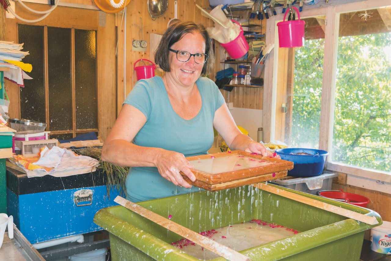 Bäuerin Patricia Müller beim Papier schöpfen auf ihrem Hof in Bibern. (Foto: Miriam Kolmann)