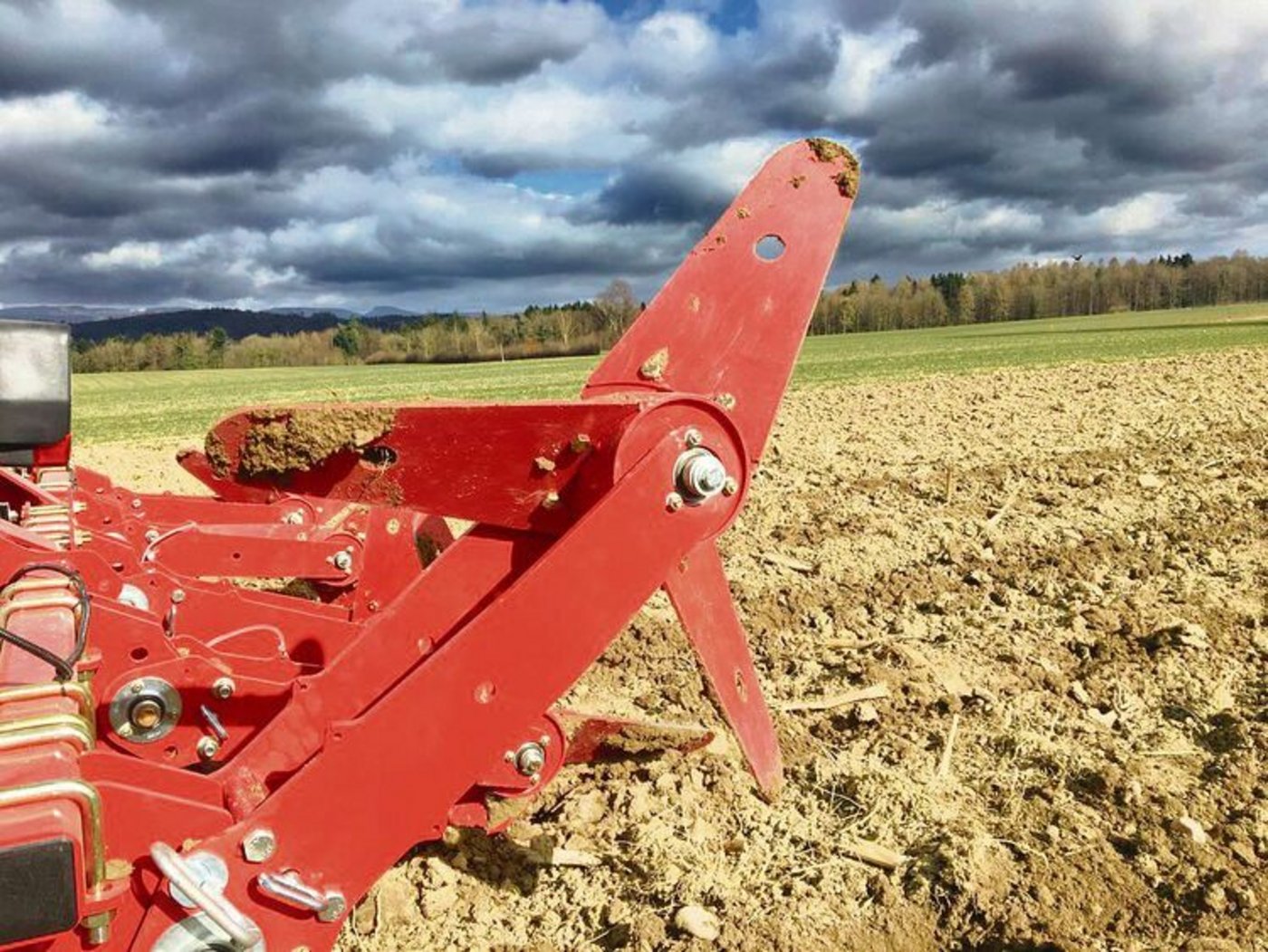 Der Dyker kann in einer Pflanzmaschine eingebaut sein oder separat eingesetzt werden.