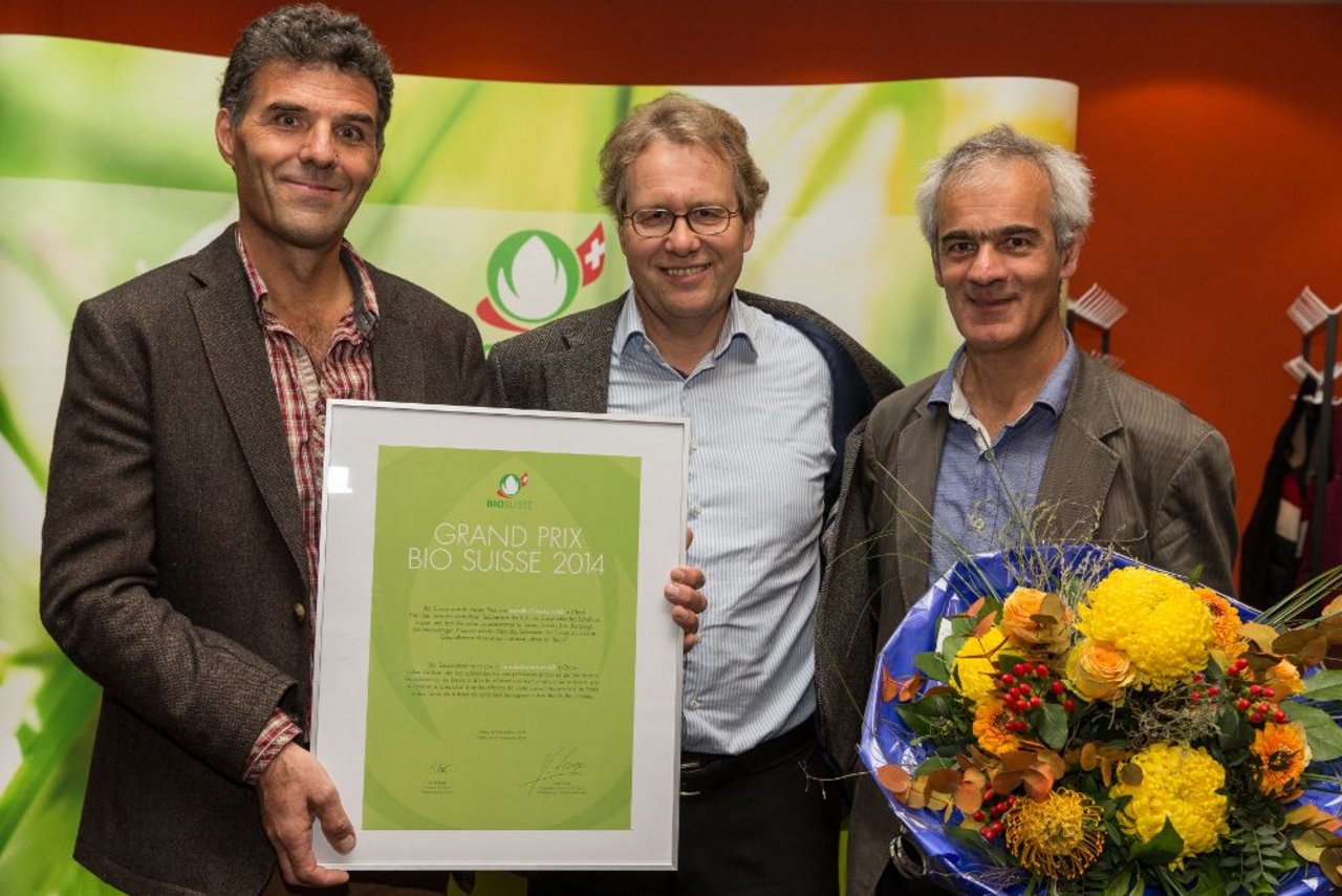Gewinnen den Grand Prix Bio Suisse für ihre Produkte aus Biestmilch: Gian-Carlo Keller von der Swiss Bio Colostrum AG (links) und Geschäftspartner Marc-René Paravicini mit Jurypräsident Jo Lang (Mitte). (Bild: zVg) 
