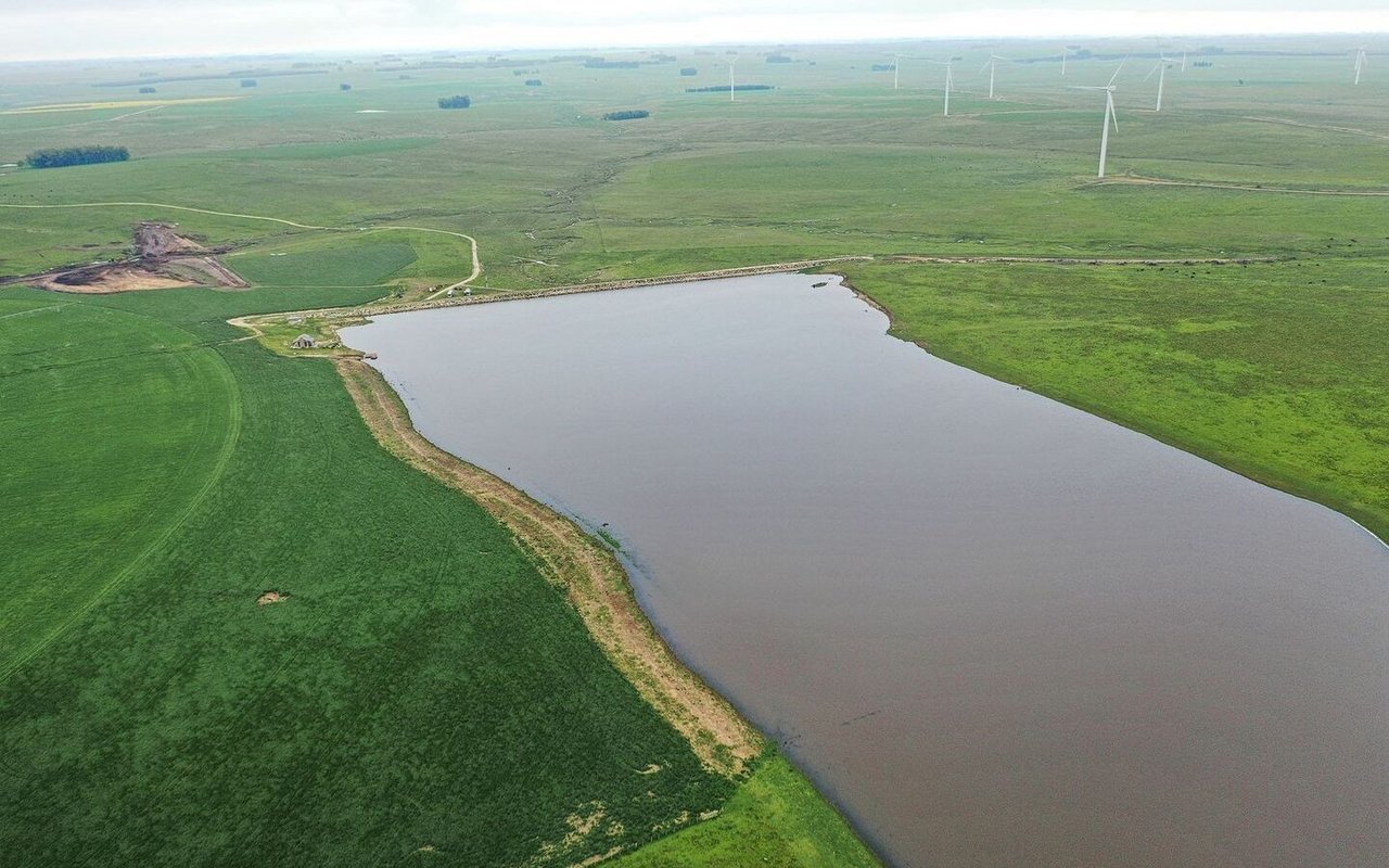 Eine «Represa» mit künstlich angestautem Regenwasser. Damit werden Trockenzeiten überbrückt.