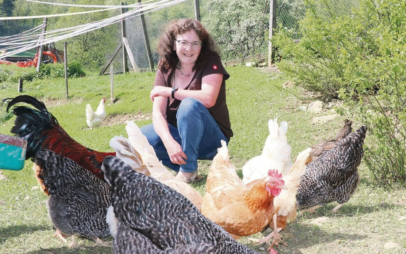 «Zum Streicheln gehört auch Ausmisten», erklärt Bäuerin Edith Suter den Tageskindern – ihre eigenen wissen das längst. Dass Hühner und weitere Kleintiere den Hof bevölkern, freut die jungen Gäste. 