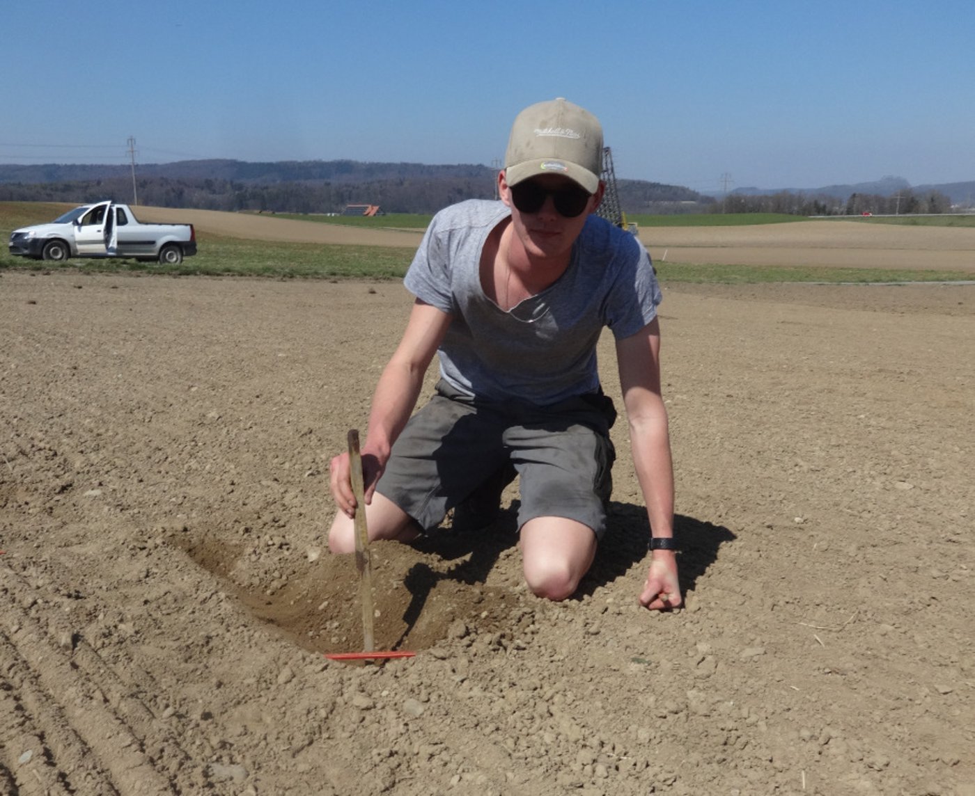 Simon Ruch befindet sich im 3. Lehrjahr zum Landwirt. Zuvor hatte er eine Ausbildung zum Bäcker und Konditor abgeschlossen.