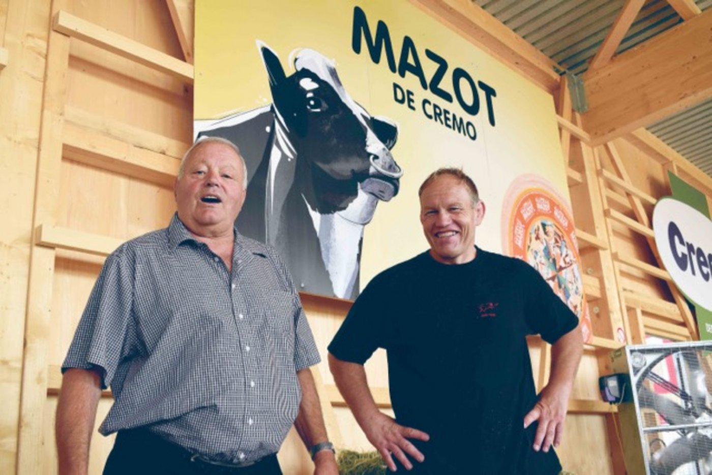 Ernest Schlaefli mit seinem Ziehsohn André Curty im Stall der Lebendpreise: Auch ihn konnte er, wie viele andere, für den Schwingsport begeistern.