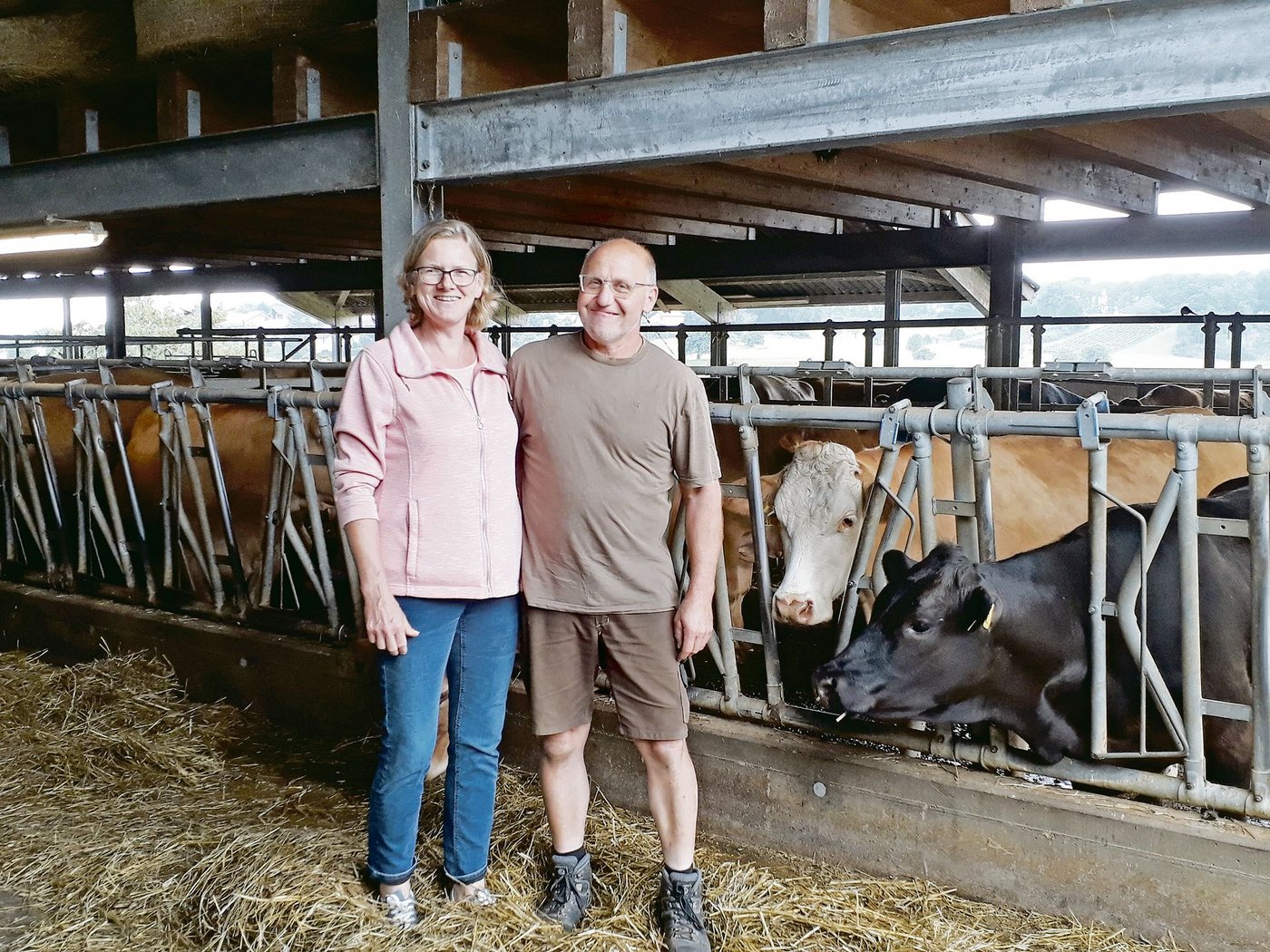 Jolanda und Werner Gschwind verbringen viel Zeit im Stall und mögen den Umgang mit den Tieren. (Bild bma)