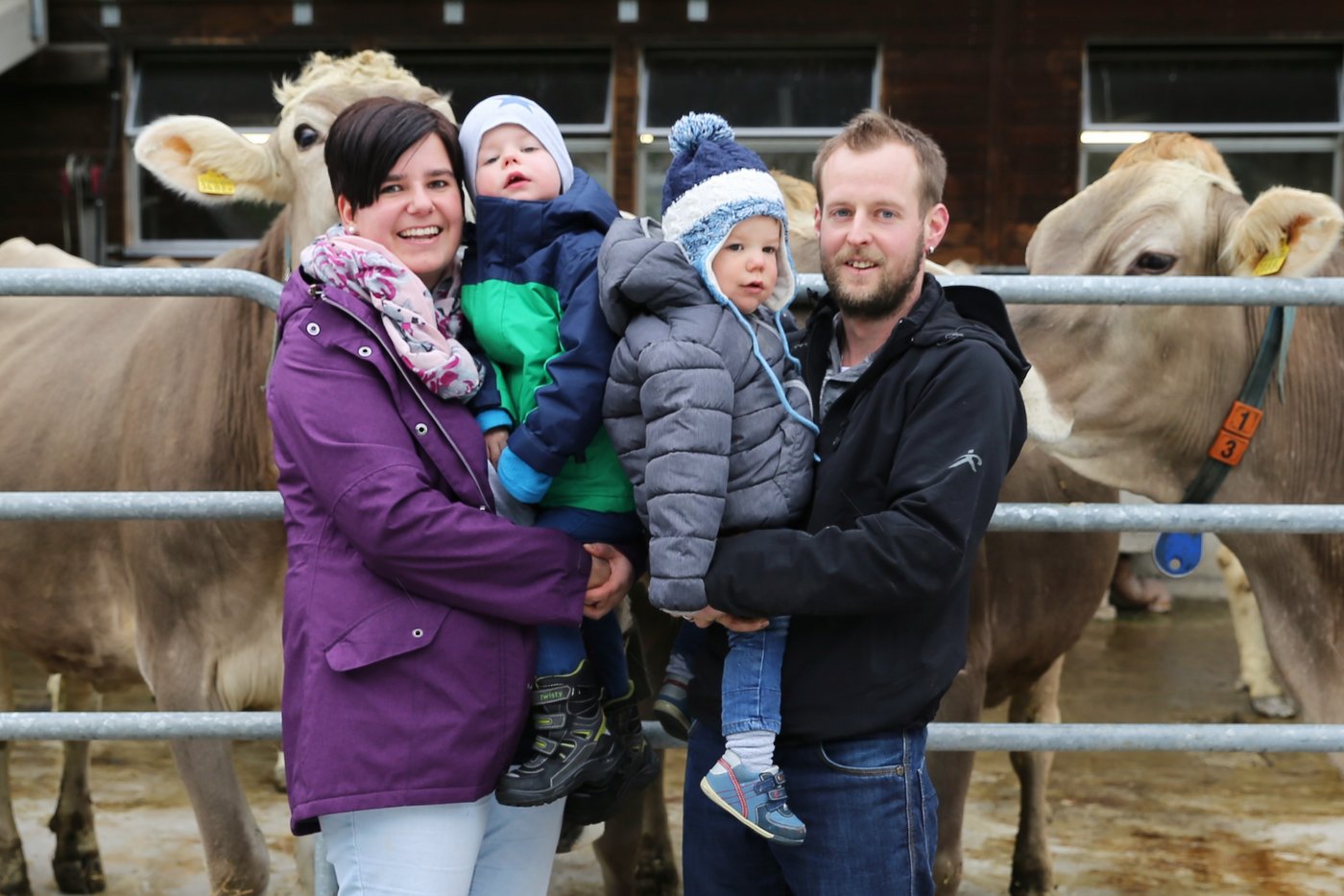 Seit drei Jahren leben Andrea und Stefan Schelbert mit Lukas (3) und Kilian (1) auf einem Pachtbetrieb in Lauerz SZ.