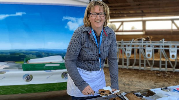 «SRF bi de Lüt – Landfrauenküche»: Das sagt die Köchin zum Menü von Eveline Villiger Andrea Wyss ist gelernte Köchin, Mutter und Bäuerin und serviert auch ab und zu Linzertorte am Hofmärit. (Bild lja)