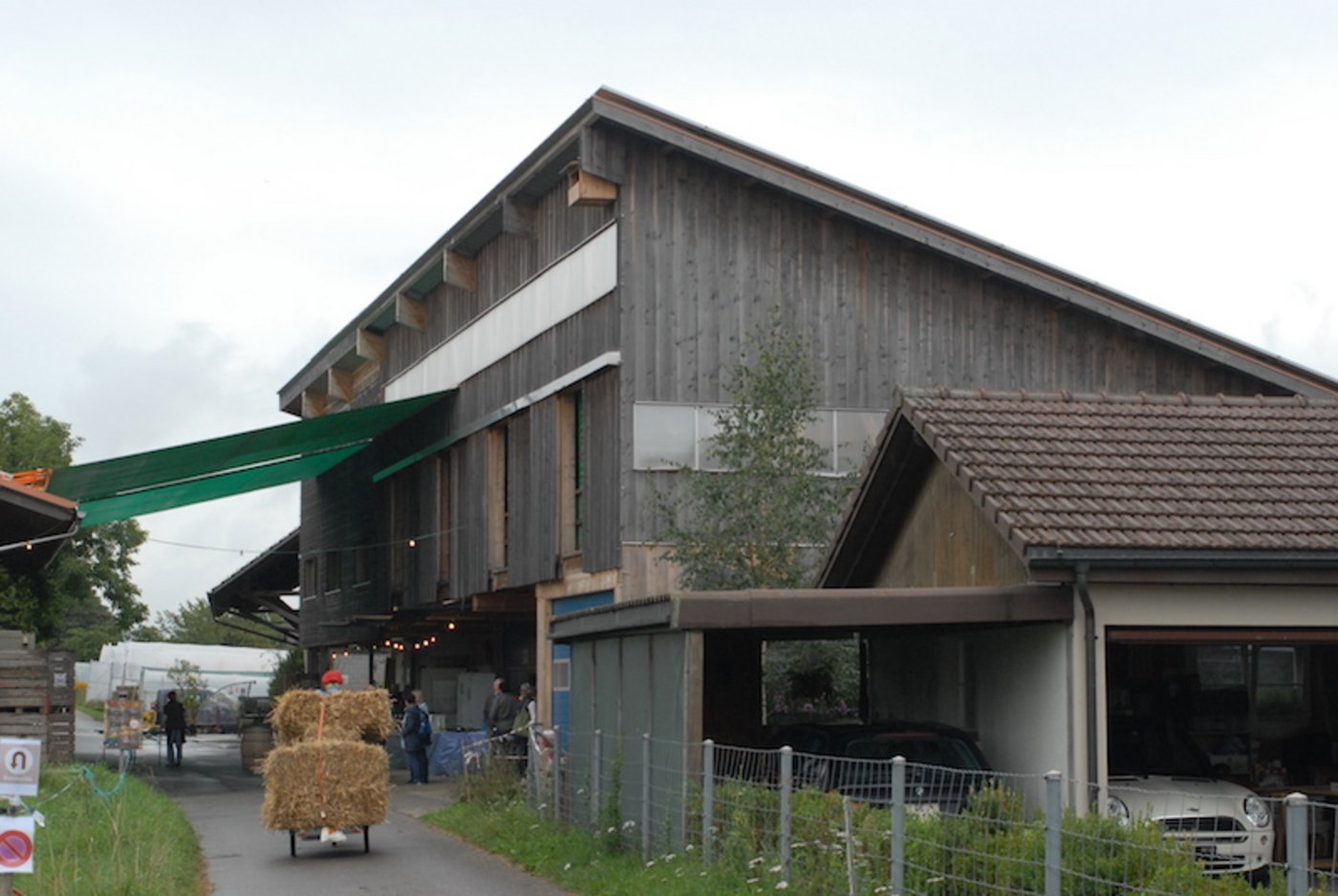 Das Fest fand auf dem Biohof Zaug in Iffwil BE statt. Dort gastiert zurzeit das Hoftheater. Die Gäste des Sorgentelefons waren im Anschluss an die offiziellen Reden zur Vorstellung Bonnie & Clyde eingeladen.