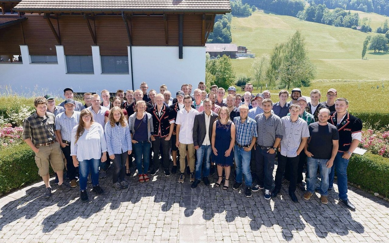 Gruppenbild nach der Ehrung in Schüpfheim: Die drei Klassen Landwirt/in EFZ. 