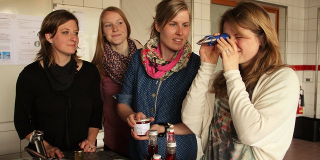 Die Teilnehmer prüfen ihre konservierten Hofprodukte anhand des Refraktometers auf den gesetzlich erforderten Zuckergehalt. (Bild Helen Geisseler)