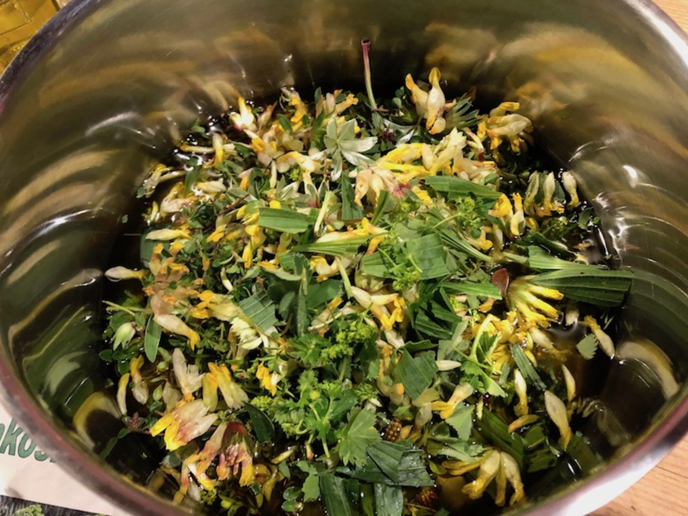 Heilpflanzenmix für eine Alpsalbe: Wundklee, Spitzwegerich, Frauenmänteli und Thymian. (Bild et)