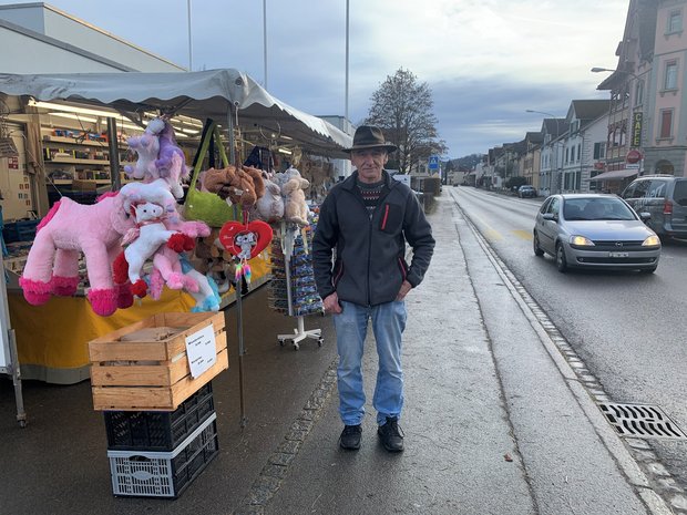 Der Spielzeugstand ist sein Ein und Alles: Marktfahrer Othmar Rüttimann nennt ihn «Wundertrüggli». An den Dezember-Wochenenden stellt er den Stand auf eigene Faust am Strassenrand auf. (Bild gif)