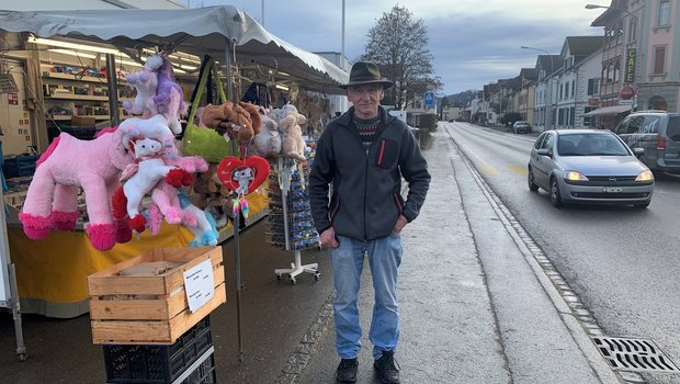 Der Spielzeugstand ist sein Ein und Alles: Marktfahrer Othmar Rüttimann nennt ihn «Wundertrüggli». An den Dezember-Wochenenden stellt er den Stand auf eigene Faust am Strassenrand auf. (Bild gif)