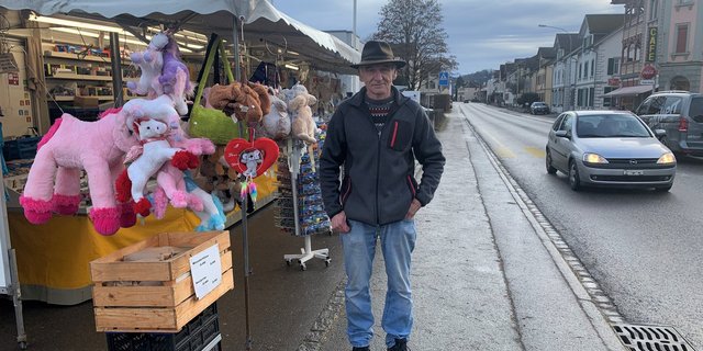 Der Spielzeugstand ist sein Ein und Alles: Marktfahrer Othmar Rüttimann nennt ihn «Wundertrüggli». An den Dezember-Wochenenden stellt er den Stand auf eigene Faust am Strassenrand auf. (Bild gif)