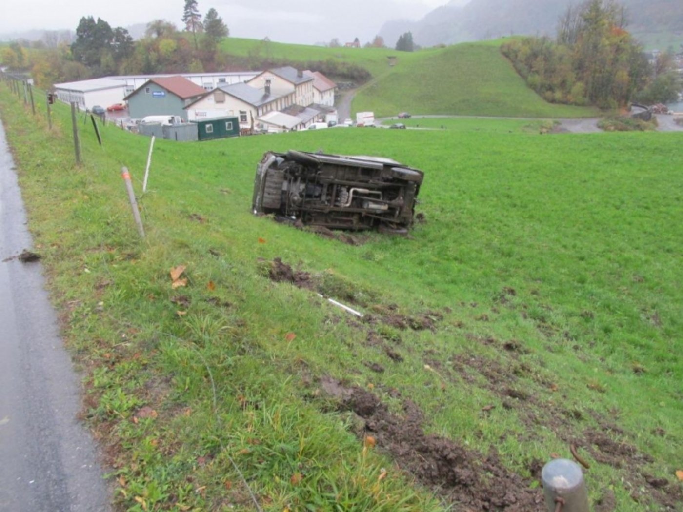 Der Militär-Jeep blieb auf der Wiese liegen. Verletzt wurde beim Unfall niemand. (Bild Kapo GL)