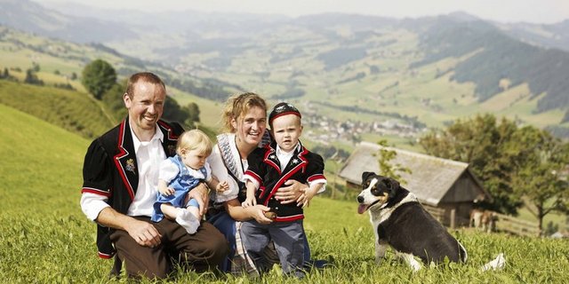 Bauernfamilie Gemäss SBLV werden mit dem Beitrag diejenigen Bauernfamilien unterstützt, denen es nicht möglich ist, einem Nebenerwerb nachzugehen und auf diesem Weg Kinder- und Ausbildungszulagen auszulösen. (Bild Ueli Renggli / landwirtschaft.ch)
