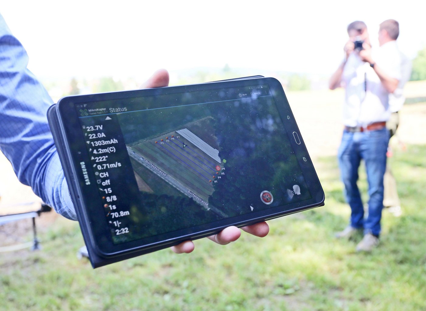 Der Flug der Drohne lässt sich auf dem Bildschirm verfolgen.