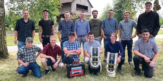 Die Absolvent(innen) der Grundbildung am Schluechthof. 