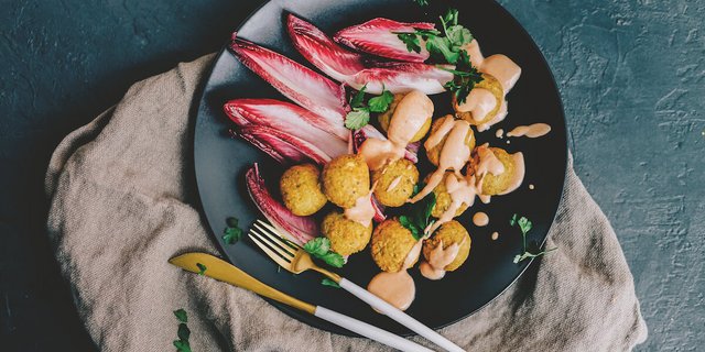 Sojabohnen-Falafel mit rosa Joghurt-Dressing auf Blattsalat