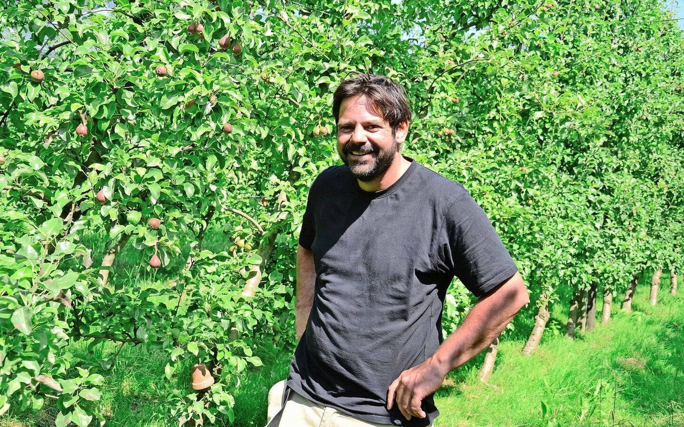 2009 hat der Thurgauer den Betrieb von seinem Vater zuerst in Pacht übernommen. 2021 folgte die Umstellung auf Bio. Bereits zuvor verzichtete er auf Massnahmen, die «alle Insekten abgeräumt» hätten.