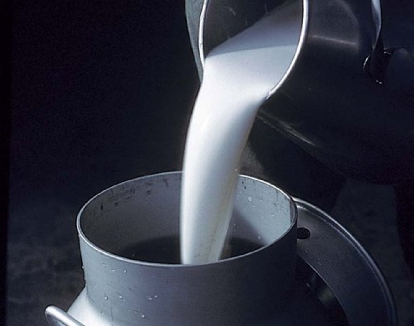 Die tiefen Weltmarktpreise für Milch wirken sich auch auf die Neuseeländischen Produzenten aus: Fonterra senkt den Milchpreis. 