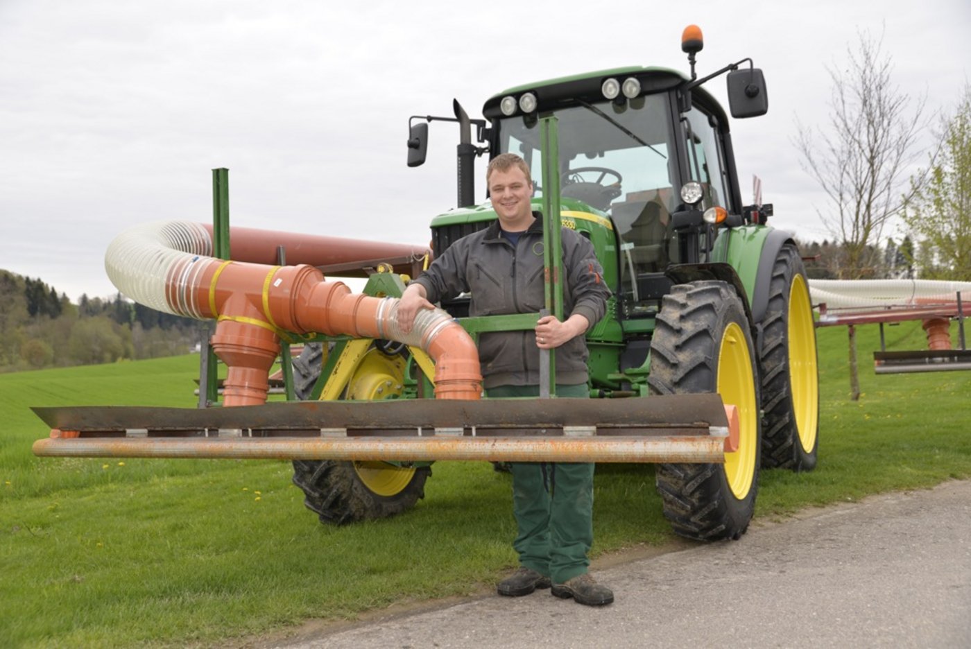 Marc Grüter mit dem selbstgebauten Rapsglanzkäfer-Sauger. (Bild: Katharina Scheuner)