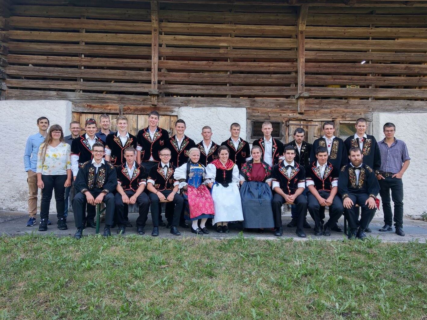 Die Absolventinnen und Absolventen der Grundbildung Landwirtschaft in festlicher Kleidung. (Bild Daniel Blättler)