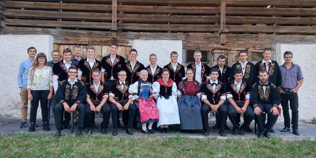 Die Absolventinnen und Absolventen der Grundbildung Landwirtschaft in festlicher Kleidung. (Bild Daniel Blättler)