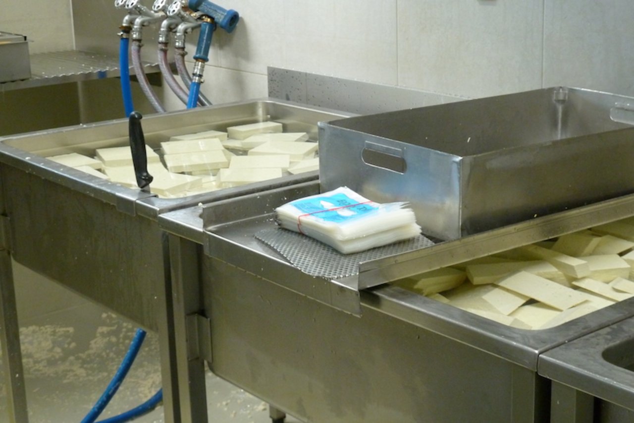 Gepresst und in Blöcke geschnitten können die Tofustücke eingepackt werden.