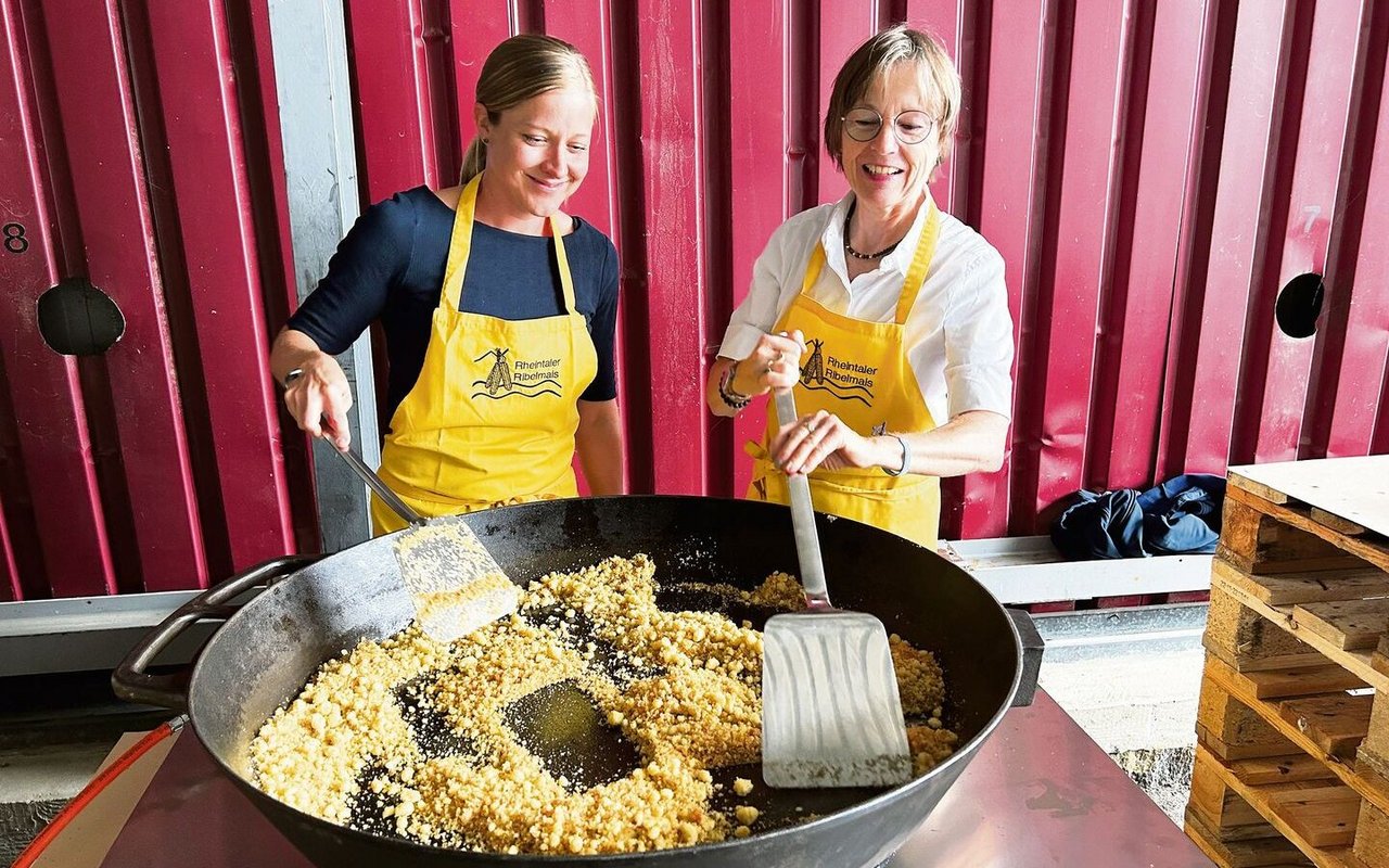 Zum Apéro gab es Ribelmais mit Apfelmus, den Daniela Büchel und Heidi Künzler vor Ort zubereiteten.