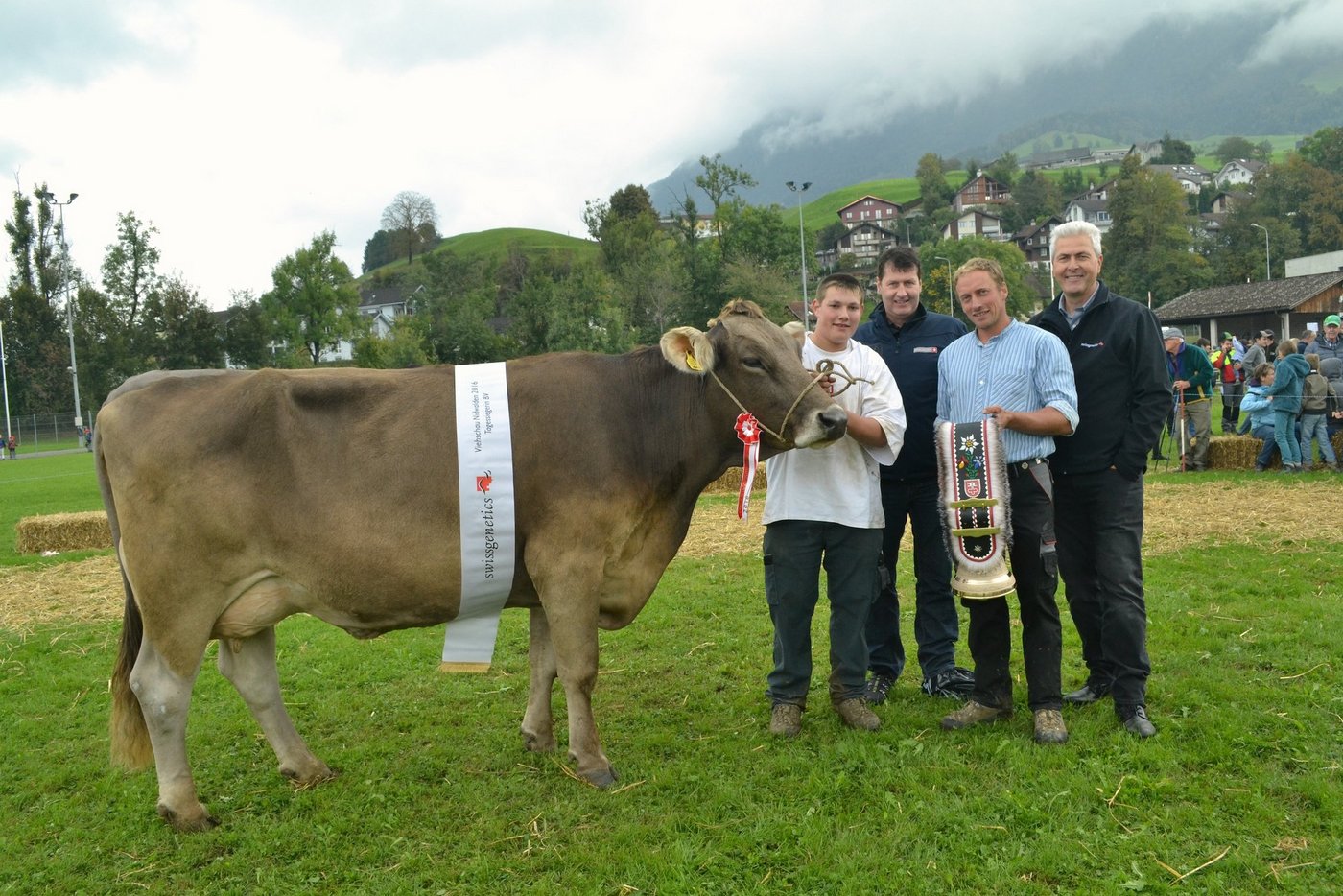 Die Tagessiegerin BV Giacobbo Jessy mit Besitzer Marco Gabriel (mit Glocke), Richard Schmid von Swissgenetics (rechts) und Bruno Käslin von Braunvieh Schweiz (2. v. l.). (Bilder Paul Küchler)