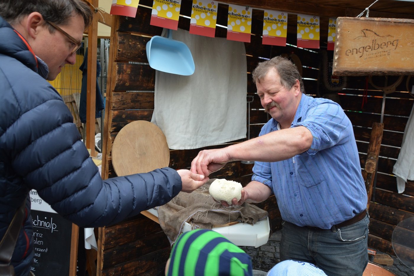 Sälmi Töngi von der Schaukäserei (r.) verteilt frischen Käse an Passanten