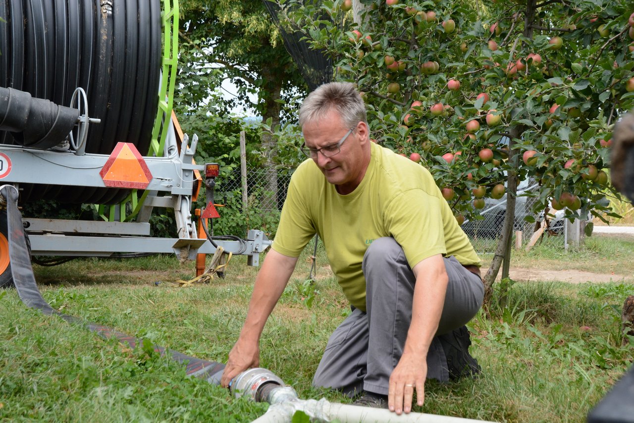 Thomas Grüter aus St. Urban LU improvisierte eine Bewässerungsanlage für das Bioobst. (Bilder jz)