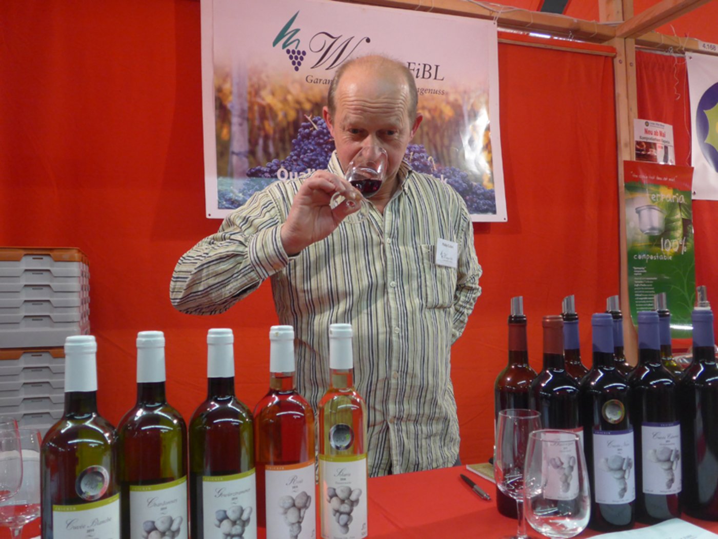 Biowinzer Philip Gallati vom FiBL-Weingut kredenzte die bewährte Auswahl von den Fricker Rebhängen. (Bild akr)