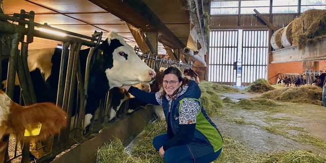 Stefanie Spycher-Gass im Stall des Bio-Milchwirtschaftsbetriebes. Die Landwirtin und dreifache Mutter bewirtschaftet den Hof gemeinsam mit ihrem Mann.