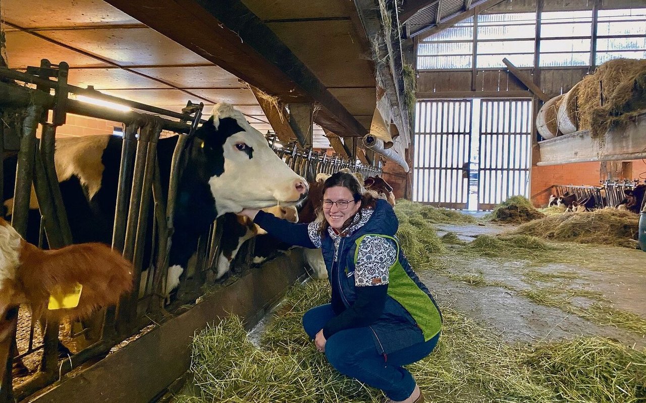 Stefanie Spycher-Gass im Stall des Bio-Milchwirtschaftsbetriebes. Die Landwirtin und dreifache Mutter bewirtschaftet den Hof gemeinsam mit ihrem Mann.