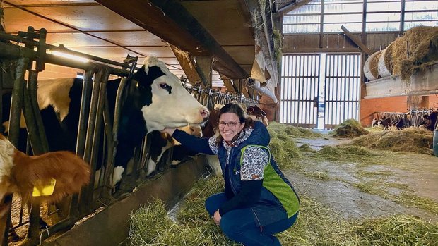 Stefanie Spycher-Gass im Stall des Bio-Milchwirtschaftsbetriebes. Die Landwirtin und dreifache Mutter bewirtschaftet den Hof gemeinsam mit ihrem Mann.