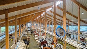 Prunkstück des Erweiterungsbaus bei der DeLaval-Versuchsfarm ist der neu erbaute VMS-Stall mit Besucherzentrum und Platz für bis zu 350 Milchkühe.  