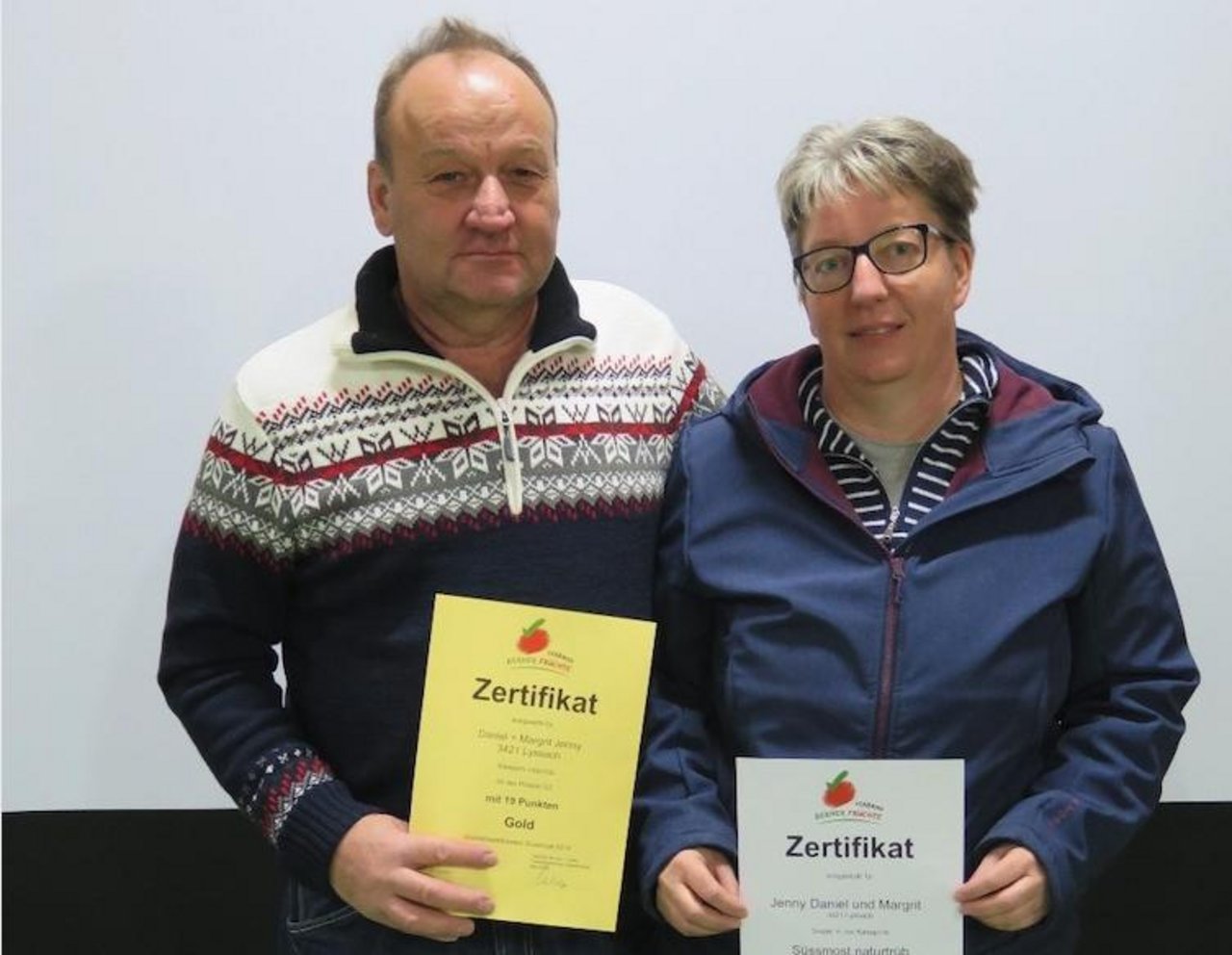 Daniel und Margrit Jenny aus Lyssach gewannen in der Kategorie "Süssmost naturtrüb" und wurden ausserdem Jahressieger 2019. (Bilder zVg)